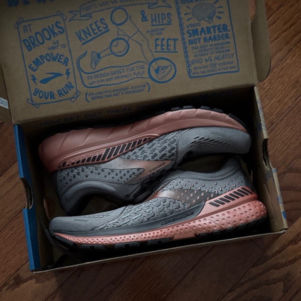 Brooks Women's Athletic Shoes in Gray and Pink. NEW IN BOX.